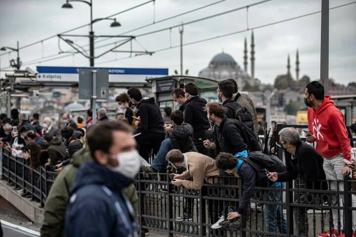 <p>Yarış araçlarını izlemek isteyen bazı vatandaşlar ise araçların güzergahı üzerinde uzun kuyruklar oluşturdu.</p>
