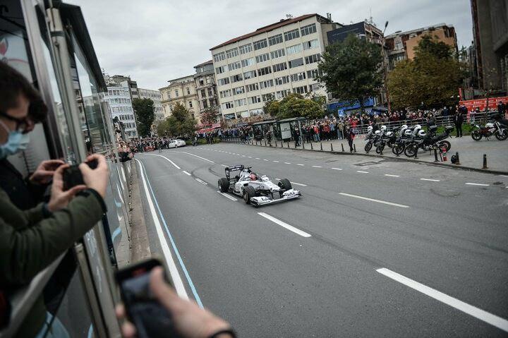 <p>Formula 1 araçları İstanbul sokaklarında</p>
