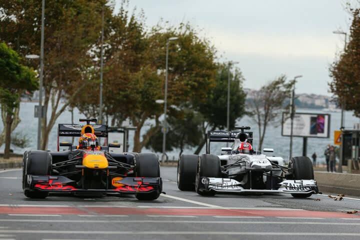 <p>Formula 1 araçları İstanbul sokaklarında</p>
