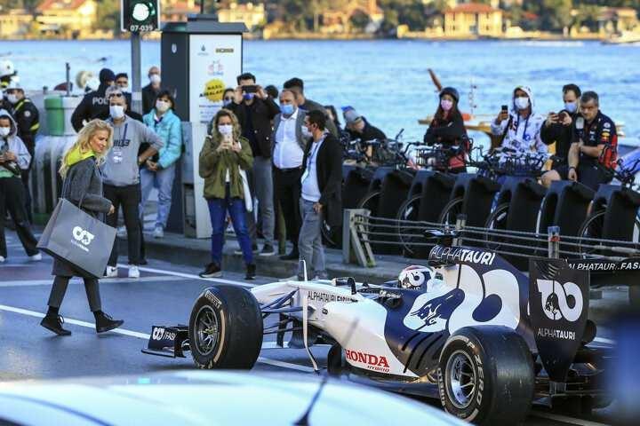 <p>Formula 1 araçları İstanbul sokaklarında</p>
