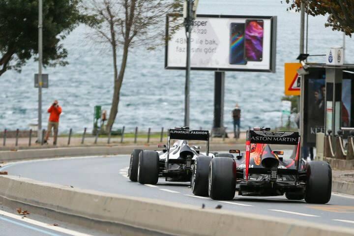 <p>Formula 1 araçları İstanbul sokaklarında</p>
