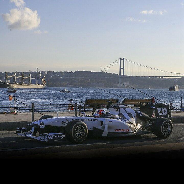 <p>Formula 1 araçları İstanbul sokaklarında</p>
