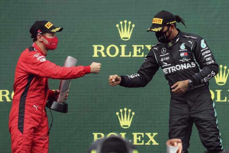 <p>Hamilton, yarışı ikinci tamamlayan Sergio Perez (Racing Point) ve Sebastian Vettel (Ferrari) ile birlikte kupasını aldı.</p>