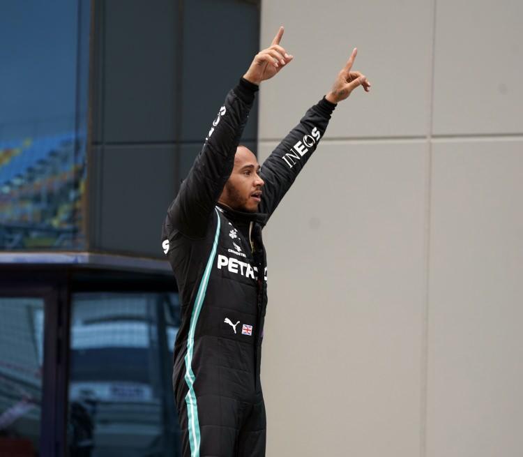 <p>Formula 1’de sezonun 14. yarışı Mercedes takımından Lewis Hamilton’ın zaferi ile sonuçlandı. Hamilton aynı zamanda kariyerinin 7. şampiyonluğunu ilan etti.</p>
