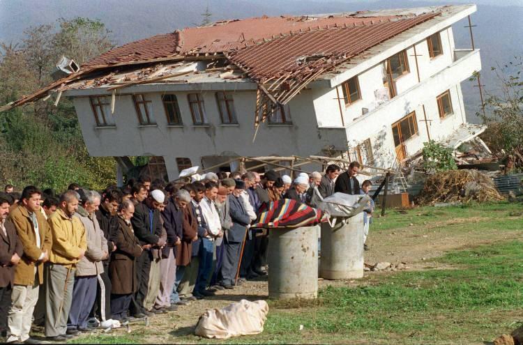 <p><strong> "Asla taviz vermiyoruz"</strong></p>

<p>Depremin doğal bir afet olduğunu ve "bir daha olamayacak" algısını yanlış bulduğunu dile getiren Özlü, şunları kaydetti:</p>

<p>"Yapmamız gereken depreme dayanıklı konutlar inşa etmektir. Düzce Belediyesi, Düzce Çevre ve Şehircilik İl Müdürlüğümüz ile birlikte yeni yapılan yönetmeliklere uygun bir şekilde yapılmasını denetliyoruz. Asla taviz vermiyoruz.<br />
<br />
<em>FOTOĞRAF: Depremin ardından cenazeler, kılınan cenaze namazlarının ardından defnedilmeye başlandı. </em></p>

