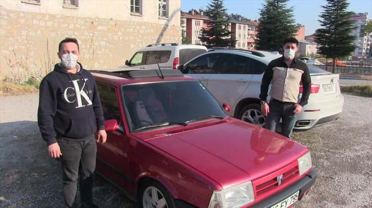 <p><strong>''CAM TAVAN, KATLANIR AYNA, YOL BİLGİSAYARI, START STOP...''</strong></p>
<p>"Bu aracı da 7 bin liraya hurda olarak alıp değerlendirmek istedim. Araca cam tavan, yol bilgisayarı, katlanır ayna, otomatik kalkıp inen cam, start stop ve otomatik açılır bagaj kapağı yaptıktan sonra araç büyük ilgi gördü. 7 bin liraya aldığım aracı 2 ay emek verdikten sonra bir arkadaşa 70 bin liraya sattım. Araç üzerinde yaptığım çalışmalar sırasında yakın arkadaşlarım yaptığım emeğe değmeyeceğini söylediler ama sonucu gördüklerinde onlar da şaşırdı. Daha önce böyle bir araca bu tür özelliklerin eklendiğini görmedim. Yaklaşık 2 aylık çalışmanın ardından aracı bu hale getirdim. Sonuç olarak aracımı değerini bilen bir arkadaşa sattım."</p>
<p> </p>