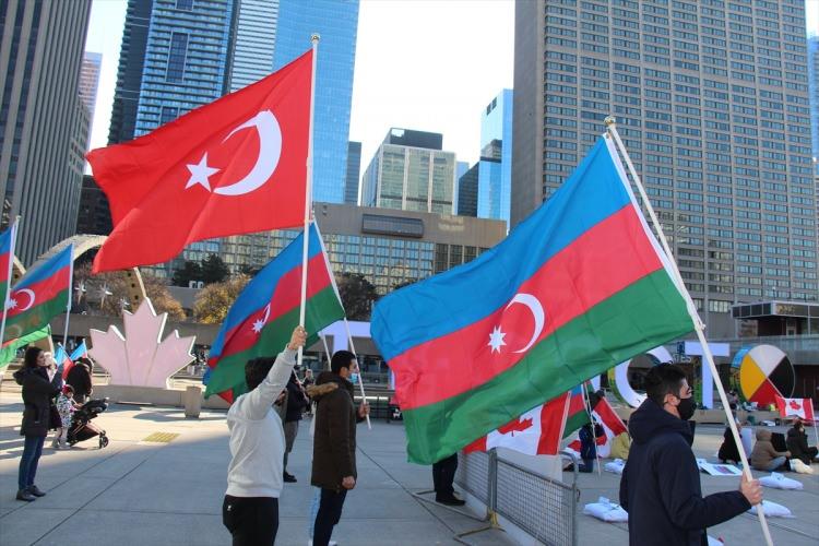 <p>Bir grup gönüllü Azerbaycanlı tarafından Toronto Belediye Başkanlığı binası önündeki alanda düzenlenen törende, 93 sivil kurban için alana 93 yastık konuldu.</p>

<p> </p>
