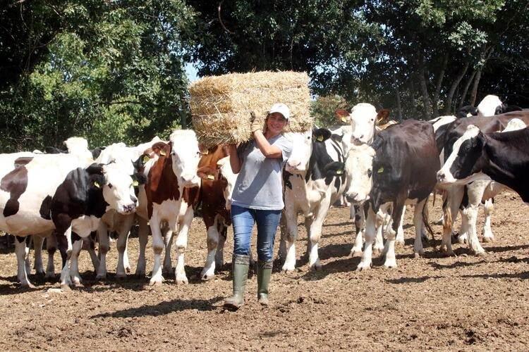 <p>Zorluğu severek aşıyor </p>
<p>Hayvancılığın zor olduğuna dikkati çeken Aydın, işlerini severek yaptıkları için başarılı olduklarını belirtti. Şehirde yaşayanların çocuklarının büyüdüğünü bile göremediğini dile getiren Aydın, "İstanbul'da yaşarken sabahın ilk ışıklarında kalkarak iş atölyeme gitmek için yola çıkıyordum, çocuklarımın büyüdüğünü bile göremedim.</p>