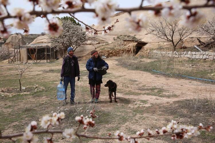 <p>B&uuml;y&uuml;k şehrin g&uuml;r&uuml;lt&uuml; ve stresinden uzaklaşmak i&ccedil;in Nevşehir'de satın aldıkları arazide kendilerine yeni bir hayat kuran Dinler &ccedil;iftinin hikayeleri ilgi &ccedil;ekici...</p>
