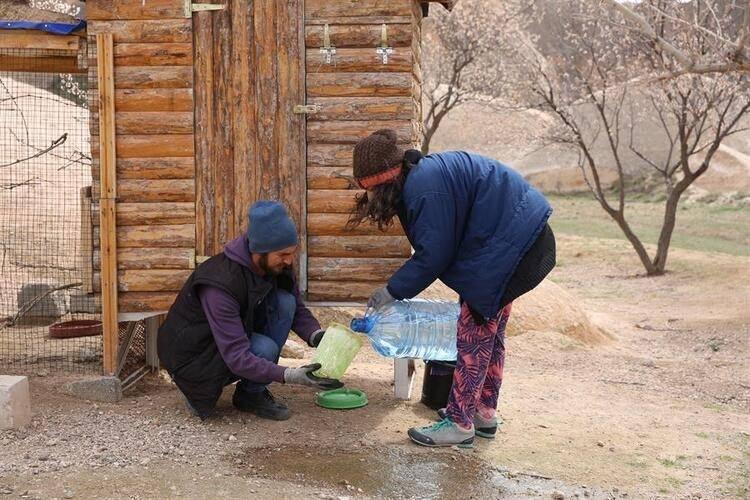 <p>İstanbul'da reklam yazarlığı yaparken şehrin g&uuml;r&uuml;lt&uuml;s&uuml; ve stresinden uzaklaşmak i&ccedil;in sanat y&ouml;netmeni eşiyle Nevşehir'de doğayla baş başa bir hayatı tercih eden G&ouml;khan Dinler, her şeyden uzak ahşap evinin bulunduğu arazide kendilerine yeten ve izole bir hayat yaşıyorlar. &Uuml;rg&uuml;p il&ccedil;esi yakınlarındaki Pancarlık Vadisi'nde satın aldıkları arazide bir yıl &ouml;nce hayalini kurdukları doğal yaşam alanını oluşturan G&ouml;khan ve eşi G&ouml;zde Dinler, hem hayvanlarına bakıyor hem de tarımla uğraşıyor.</p>

<p>&nbsp;</p>

