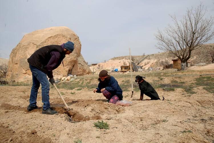 <p>Geleneksel y&ouml;ntemlerle uyguladıkları tarımsal &ccedil;alışmada kimyasal ila&ccedil; kullanmadıklarını, kaybolan &uuml;retim k&uuml;lt&uuml;r&uuml;n&uuml; yeniden canlandırmak i&ccedil;in gayret ettiklerini anlatan G&ouml;khan Dinler, ş&ouml;yle konuştu: "Burada tarım ve hayvancılıkla uğraşıyoruz. Amacımız her şeyden uzak, kendimize yeten s&uuml;rd&uuml;r&uuml;lebilir ekolojik bir ortam oluşturmak. Bizim i&ccedil;in bu s&uuml;re&ccedil; &ouml;ğrenme s&uuml;reci. Kendimizi keşfetmek i&ccedil;in attığımız bir adımdı bu. Yaşama dair beklentilerimizle alakalı bir durum. Doğanın i&ccedil;inde hayatta kalma m&uuml;cadelesi vermek istiyoruz."</p>

<p>&nbsp;</p>
