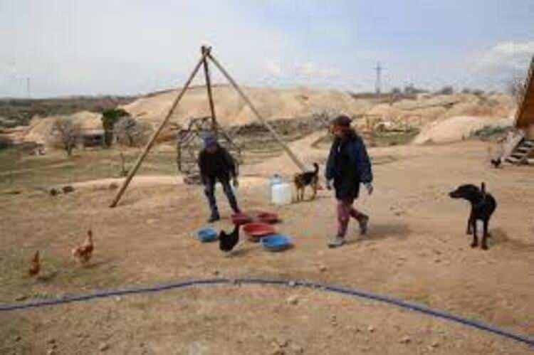 <p>Doğada yaşama fikrini yakınlarıyla paylaştıklarında annesi dışında &ccedil;evresinden destek g&ouml;rd&uuml;ğ&uuml;n&uuml; aktaran G&ouml;khan Dinler, sosyal medyada zaman zaman paylaştığı g&ouml;r&uuml;nt&uuml;leri izleyen arkadaşlarının misafir olmak i&ccedil;in farklı şehirlerden geldiğini s&ouml;yledi. G&uuml;n doğumundan g&uuml;n batımına kadar işleri tamamlayabilmek i&ccedil;in bah&ccedil;ede &ccedil;alışıp, hayvanlarla ilgilendiklerini dile getiren G&ouml;khan Dinler, şunları kaydetti:</p>
