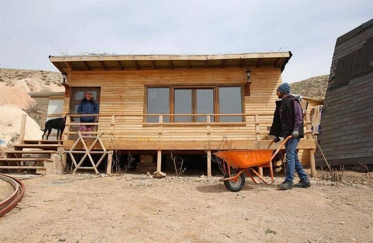 <p>"&Ccedil;ok&ccedil;a insanın yapmak istediği bir şeyi hayata ge&ccedil;irme cesareti g&ouml;sterdik. Kolay da değil, &ccedil;ok zorlandık. Buradaki hayatı sosyal medyada paylaştığımız zaman &ccedil;ok renkli bir d&uuml;nyaymış gibi g&ouml;r&uuml;n&uuml;yor. Tavuklarla birlikte fotoğraf &ccedil;ektirdiğimizde &ccedil;ok tatlı diyorlar ama k&uuml;mesi temizlerken kimse yanımda olmadığı i&ccedil;in o işin ne kadar kokulu olduğunun farkında olmayabiliyor.</p>

<p>&nbsp;</p>
