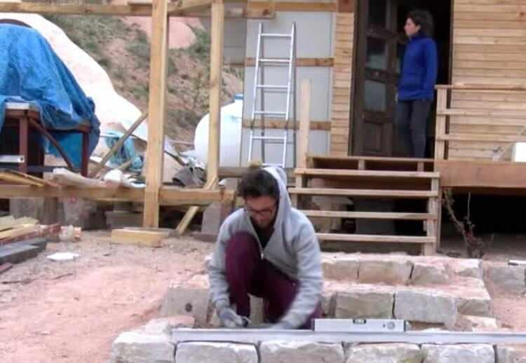 <p>Benzer hayatı yaşamak isteyen arkadaşlarımızdan &ccedil;ok&ccedil;a ziyaret&ccedil;imiz olmaya başladı. Zaman zaman buraya gelen arkadaşlarımızı misafir edip bu duyguyu tatmalarına yardımcı oluyoruz. Bizden ilham alanlar sorduklarında tecr&uuml;belerimizi paylaşıyoruz. M&uuml;mk&uuml;n olduğunca yapabildiğimiz her şeyi kendimiz &uuml;retmeye &ccedil;alışıyoruz. Tereyağı, peynir, sal&ccedil;a, pekmezi kendimiz yapıyoruz. Pirin&ccedil; gibi burada &uuml;retemediklerimizi de il&ccedil;eye gidip alıyoruz."</p>

<ul>
</ul>
