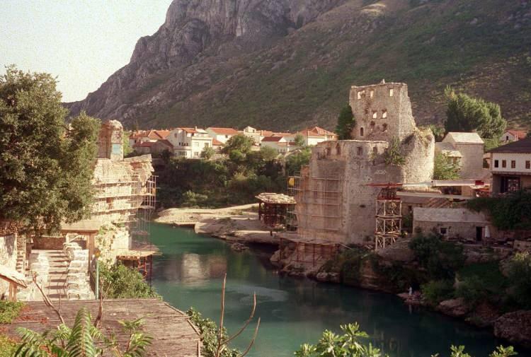 <p>Mimar Sinan'ın talebesi Mimar Hayreddin tarafından 1566 yılında inşa edilen ve adeta Neretva üzerindeki bir "Osmanlı gerdanlığı" gibi uzanan Mostar Köprüsü, şehrin yerli ve yabancı turistler tarafından yoğun ilgi görmesinin de başlıca sebebi olarak gösteriliyor.</p>

<p> </p>

