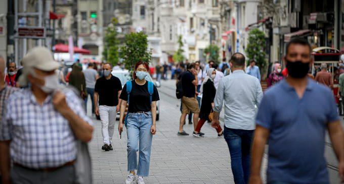 <p><strong>İçişleri Bakanlığı'nca yayınlanan son genelgede yer alan koronavirüs tedbirleri kapsamında sigara içme yasağı resmen uygulanmaya başladı. Kolluk birimleri kısılamaya uymayanlar hakkında işlem yaparken konuya hakim olmayanlar neler olup bittiğine anlam veremedi. Kısıtlama kısa süre içerisinde tüm Türkiye'ye duyuruldu.</strong></p>
