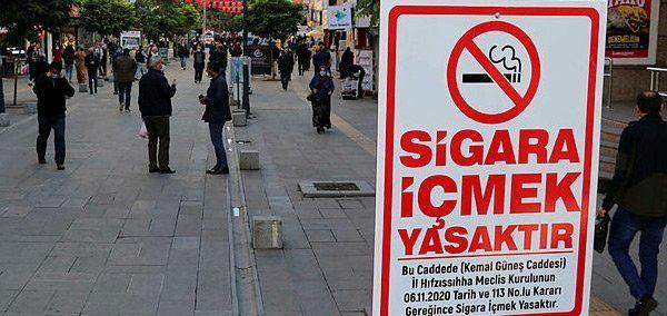 <p><strong>Son dakika genelgesi kapsamında sigara içerken denetime takılıp içmekte de ısrar edenlere polis tarafından 900 TL ceza kesildi.</strong></p>
<p> </p>
