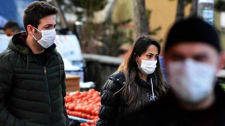 <p><strong>Yasağın ilk gününde Taksim İstiklal Caddesi'nde drone'larla denetim yapıldı. Polis ve zabıta, anonslarla halkı uyardı. Uygulamadan memnun olanlar kadar şikayet edenler de vardı. Ancak genelgede yer alan kurallardan taviz verilmedi ve sigara içmekte ısrar eden vatandaşlara idari işlem uygulandı.</strong></p>
<p> </p>