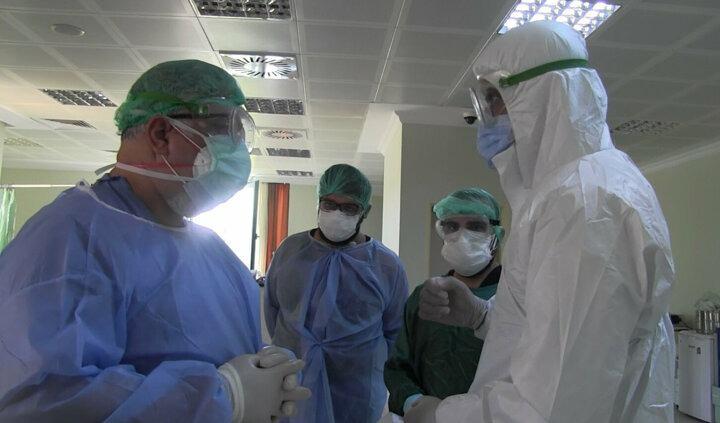 <p>Türkiye'de gönüllü sağlık çalışanları üzerinde denenen ve Çin aşı olarak bilinen Sinovac firmasının CoronaVac aşısının faz 3 çalışması, olumlu sonuç verdi. Ülke genelinde 700, Diyarbakır merkezde de 80'e yakın sağlık çalışanı gönüllü olarak aşılandı.</p>
