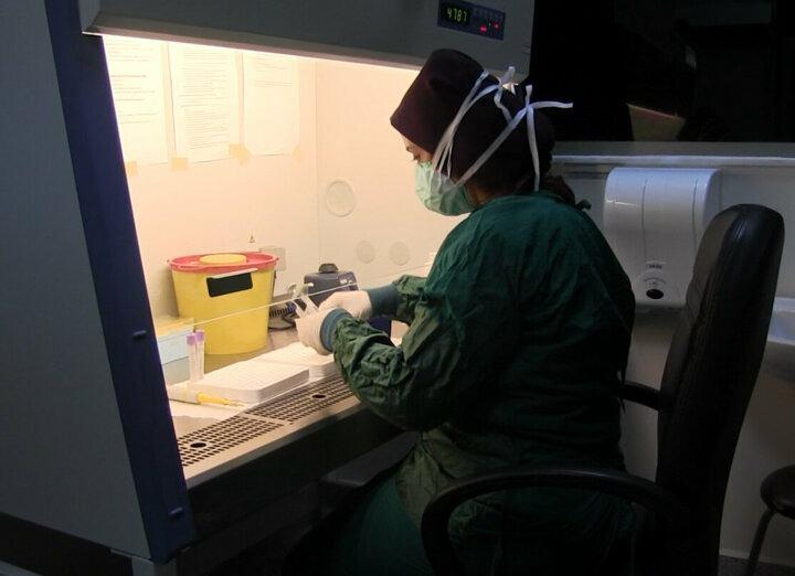 <p>Dünyada 120 civarında aşı çalışmasının devam ettiğini ifade eden Prof. Dr. Çelen, bazı aşıların yüzde 85-90 aralığında etkinliğinin olduğunu belirterek pandeminin 2020 ile birlikte sonuna gelindiğini söyledi. Zincirin kırılmasıyla birlikte vaka sayılarındaki artışlar ve aşılamayla bağışıklık oranının her geçen gün artacağını dile getiren Prof. Dr. Kemal Çelen, "Tabi ki aşılarla ilgili olarak 120 civarında aşı çalışması var şu an dünyada. Pfizer BioNTech'in aşısı da FDA ve Avrupa onayı için başvuruda bulundu ve yüzde 90 oranında etkin olduğu şeklinde haberler var. </p>
