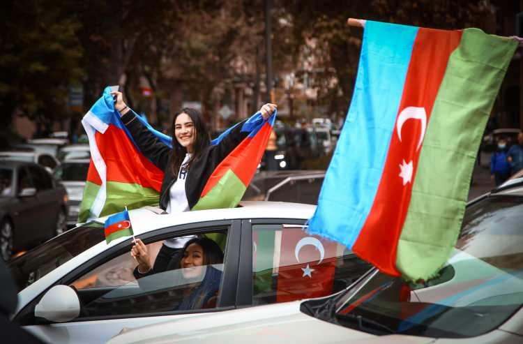 <p>Sovyetler döneminde bölgenin en fazla turist ağırlayan şehirlerinden biri olan, şifalı pınarlarıyla da ünlü Şuşa, üç tarafı kayalık olması nedeniyle adeta doğal bir kaleyi andırıyor. </p>

<p> </p>

<p> </p>

