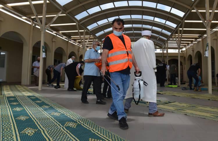 <p>Diğer kentlerdeki camiler, virüsün kontrol altına alınmasıyla aylar önce ibadete açılırken, virüste ikinci dalgayla mücadele eden ülkenin ikinci büyük kenti Melbourne’daki yasakların 9 Kasım’da hafifletilmesiyle bazı camilerde cemaatle namaz kılınmaya başlandı.</p>
<p> </p>