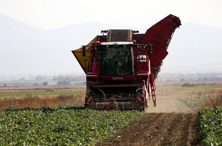 <p>Bu kapsamda kentte saha &ccedil;alışması yapan yetkililer, muhtarlar aracılığıyla şeker pancarı ekimi yapmayan &ccedil;ift&ccedil;ilere ulaşarak, pancar ekmeleri i&ccedil;in modern tarım ara&ccedil;ları ve yağmurlu sulama kolaylığı gibi desteklerde bulundu.</p>

