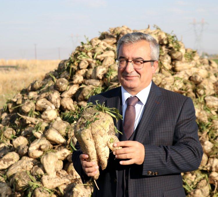 <p>&Ccedil;ift&ccedil;ilerden Dursun &Ouml;zkan da makine ve sulama konusunda destek aldığını vurgulayarak,&nbsp;ş&ouml;yle konuştu:</p>

<p>"Albayrak Grubu geldikten sonra yağmurlu sulama makine sistemiyle pancar ekimine başladık ve verimimizde yarı yarıya artış oldu. Daha &ouml;nce s&ouml;k&uuml;m makinesi sıkıntısı oluyordu ama şimdi b&uuml;y&uuml;k makinelerle s&ouml;k&uuml;m yapıyoruz. Bir haftalık işi bir g&uuml;nde bitiriyoruz. Erzurum'da en b&uuml;y&uuml;k sıkıntımız zaman kaybıydı fakat makineler sayesinde bu zaman kaybını yarı yarıya d&uuml;ş&uuml;rd&uuml;k ve gelirimiz de aşağı yukarı yarı yarıya arttı. &Ouml;zelleştirme olmadan pancar ekimi &ccedil;ok azdı ama şimdi arttı. 10 d&ouml;n&uuml;m yerine şimdi 20 d&ouml;n&uuml;m ekmeye başladık &ccedil;&uuml;nk&uuml; makine g&uuml;vencesi var."&nbsp;</p>
