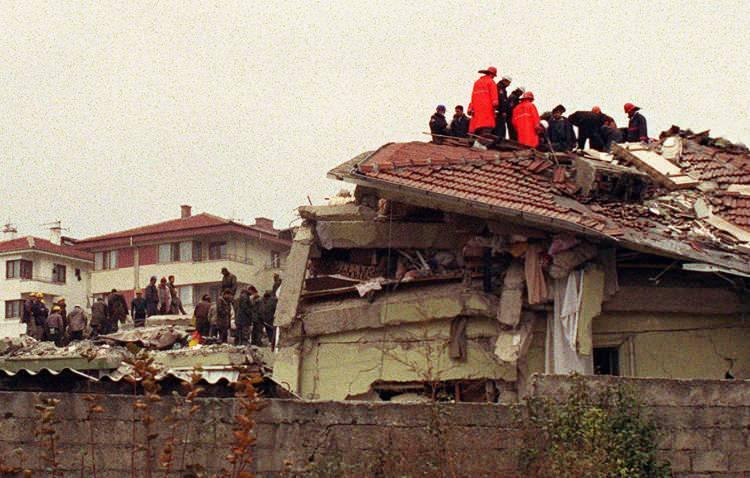 <p>Kentsel dönüşüm deprem konusunda yapmamız gereken en önemli çalışmaların başında geliyor." diye konuştu.<br />
<br />
<em>FOTOĞRAF: Depremin ardından bölgeye gelen arama kurtarma ekipleri enkazlarda arama kurtarma çalışmalarına başladılar. </em></p>

