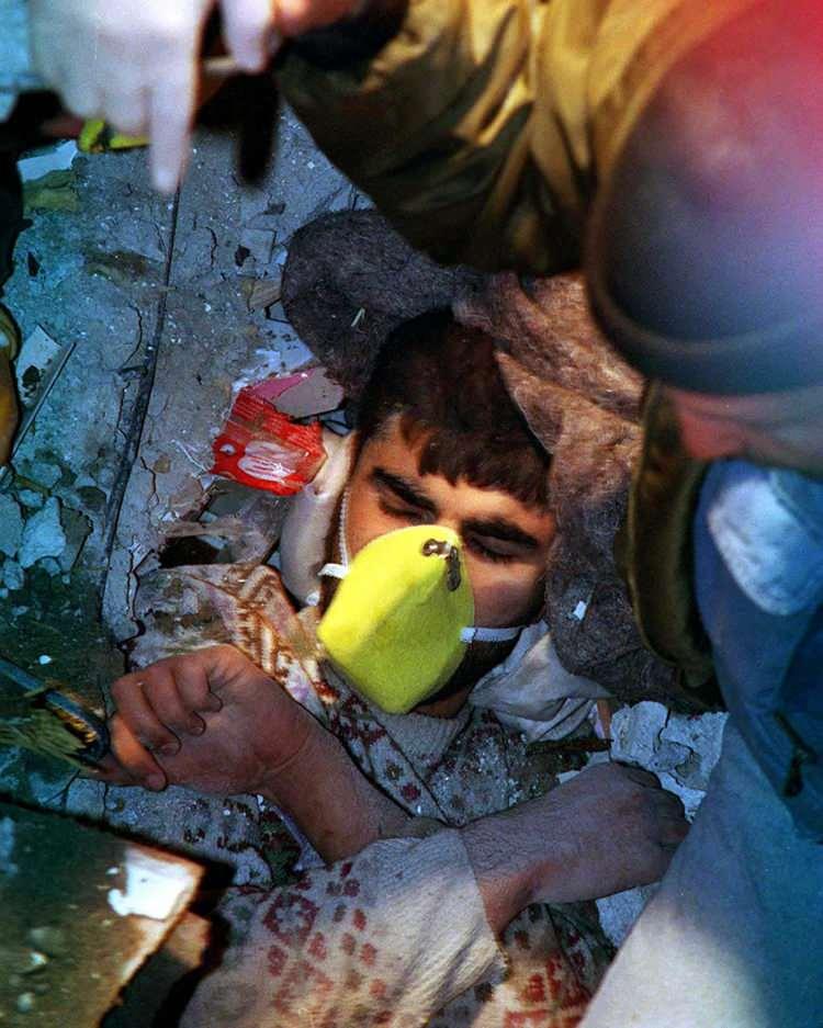 <p>Yaptıkları çalışmalarda Çevre ve Şehircilik Bakanlığınca çıkarılan yönetmeliklere harfiyen uyulması konusunda çaba gösterdiklerini vurgulayan Özlü, "Verdiğimiz ruhsatlarda, yapılan inşaatlarda denetimler yapıyoruz.<br />
<br />
<em>FOTOĞRAF: 22 Kasım 99 - Depremde enkaz altında arama ve kurtarma çalışmaları soğuk hava şartlarına rağmen sivil savunma ve askerler tarafından tüm hızıyla sürüyor.</em></p>

<p> </p>
