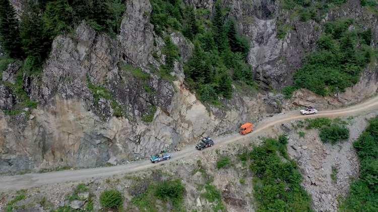 <div><strong>DEREBAŞI VİRAJLARI</strong></div>

<div> </div>

<div>Dünyanın en tehlikeli yollarını araştıran 'www.dangerousroads.org' sitesinin yetkilileri, 29 keskin virajlı D- 915 yolunu, 2016 yılında 'dünyanın en tehlikeli yolu' seçti. Rus askerleri tarafından 1916 yılında yapıldığı ve o dönem 'ölüm yolu' olarak adlandırıldığı bilinen güzergahta virajlar, tek seferde dönülemiyor. </div>
