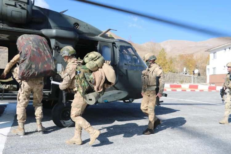 <p>Bölücü terör örgütünün kış öncesi hareket kabiliyeti ve barınma arayışını bertaraf etmek, ülke içinde iletişimi ortadan kalkan örgütün bu kabiliyetini bir daha elde edememesini sağlamak ve ülke içindeki terörist varlığını tamamen bitirmeye yönelik olarak Bitlis İl Jandarma Komutanlığınca “YILDIRIM-15 MUTKİ-SARPKAYA” Operasyonu başlatılmıştır.<br />
 </p>
