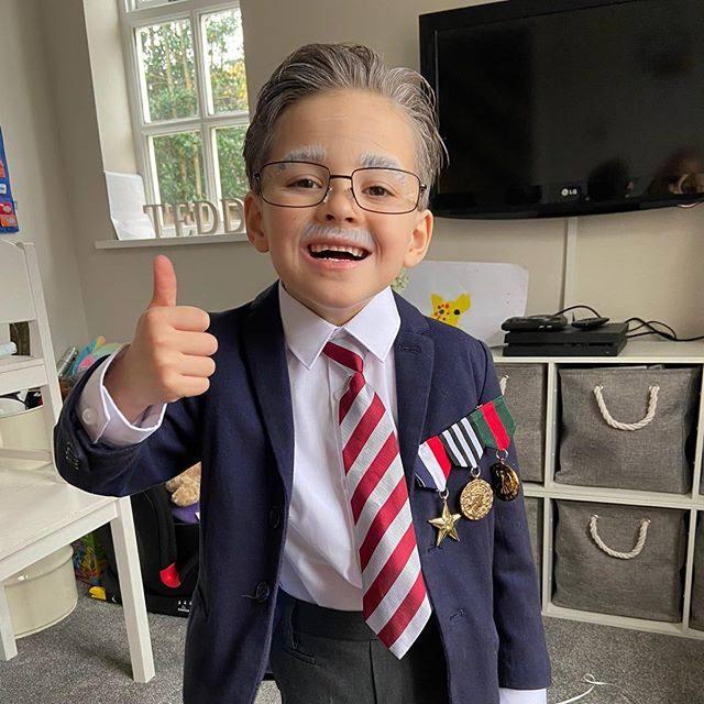 <p>Yerel medyada yer alan habere göre, İngiltere’nin Manchester şehrindeki 6 yaşındaki Teddy James Thomas, Yüzbaşı Sir Tom Moore kılığına girerek bahçesinde 100 tur yürüyerek açlıkla mücadelede kullanılmak üzere 10 bin sterlinden fazla para topladı.</p>
