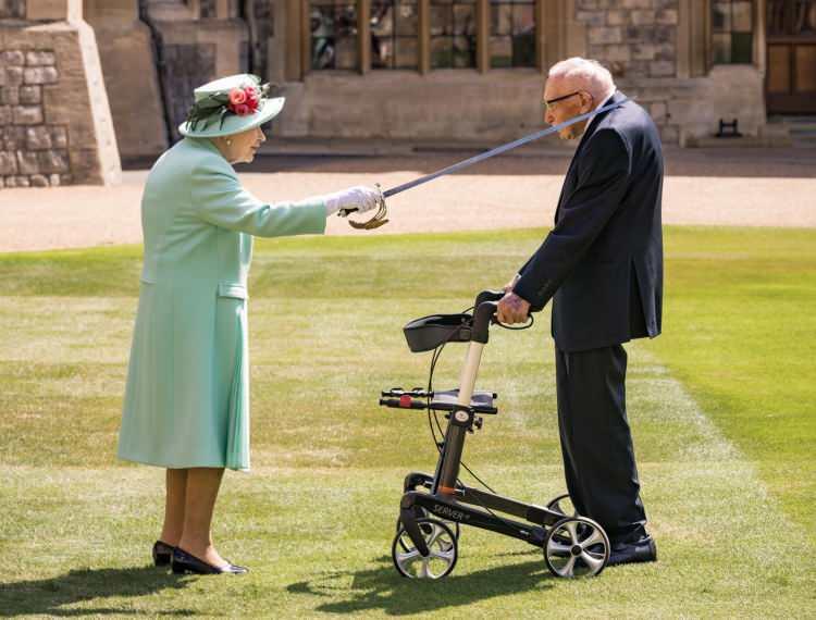 <p> 100 yaşında olan Tom, Windsor Kalesi önünde Kraliçe Elizabeth tarafından şövalye ilan edildi. Kraliçe Elizabeth, babasının kılıcı ile Yüzbaşı Tom’u şövalye ilan ederek, verdiği çabalardan dolayı Tom'a teşekkür etti.</p>
