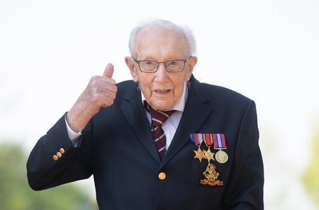 <p>YÜZBAŞI SİR TOM MOORE KİMDİR?</p>
