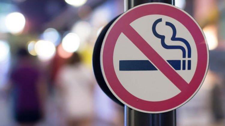 <p>İstanbul'da koronavirüs tedbirleri kapsamında açık alanlarda sigara içmek yazaklandı. İstanbul Valiliği sigaranın yasak olduğu yerlerin listesini yayınladı.<br />
<br />
Vali Yerlikaya açıklamasında, ''Kıymetli İstanbullular,<br />
maskemizi çıkartarak<br />
kendimizi ve başkasını riske atmayalım. 125 sokak, 93 cadde, 84 meydan ve Toplu taşıma duraklarında sigara içmek yasaklanmıştır.'' ifadelerini kullandı.</p>
