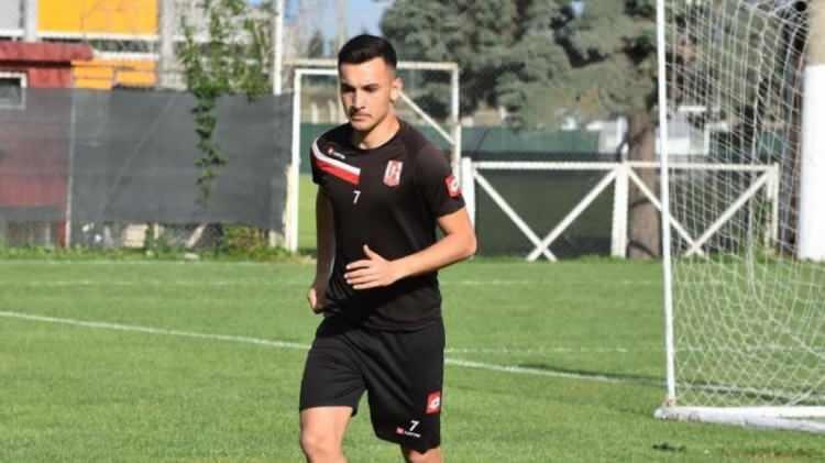 <p>Celal Emir Dede - Balıkesirspor</p>
<p>2 sezondur düzenli olarak TFF 1. Lig'de forma giyen 19 yaşındaki oyuncu bu sezon 9 maçta 1 ve 1 asistlik performans sergiledi.</p>