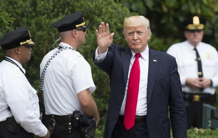 <p>ABD Başkanı Donald Trump’ı korumakla görevli 130 Gizli Servis çalışanının koronavirüs (Covid-19) testlerinin pozitif çıkması sonucu karantinaya alındıkları duyuruldu.</p>
