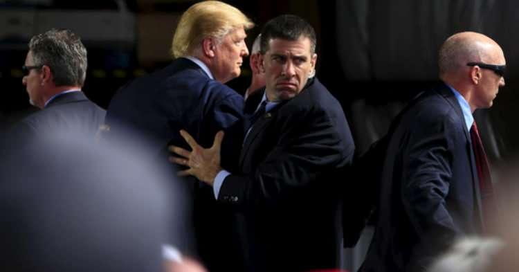 <p>Washington Post gazetesinin konuya yakın 3 kaynağa dayandırdığı habere göre, ABD Başkanı Donald Trump'a seyahatlerinde eşlik eden ve Beyaz Saray'daki güvenliğini de sağlayan birçok Gizli Servis elemanı bugüne kadar Kovid-19 ile temas etti. </p>
