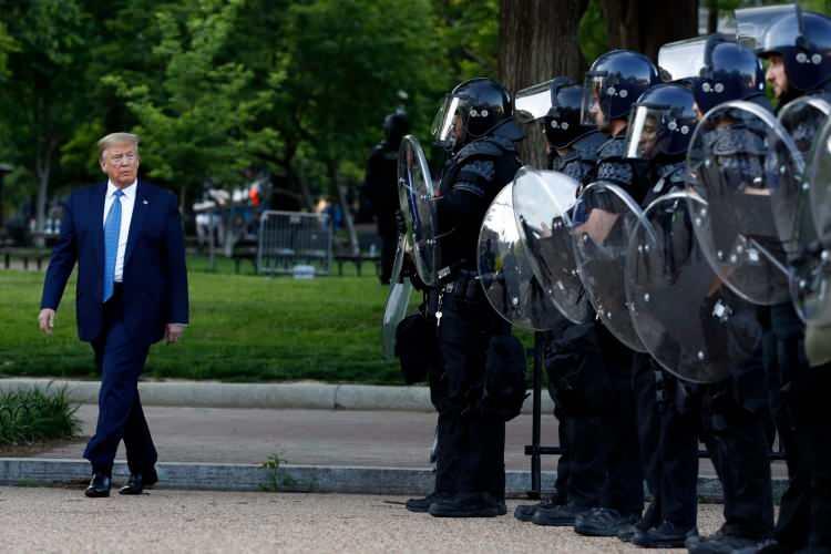 <p>Kovid-19 salgınından en çok etkilenen ülke olan ABD'de Trump ve eşi Melania Trump'ın yanı sıra Beyaz Saray Sözcüsü Kayleigh McEnany, Beyaz Saray Özel Kalem Müdürü Mark Meadows, Ulusal Güvenlik Danışmanı Robert O'Brien ve birçok kişi virüse yakalanmıştı. </p>
