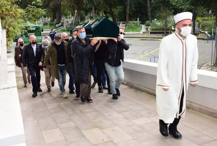 <p>Sanatçı kılınan namazın ardından Ümraniye Ihlamurkuyu Mezarlığı'na defnedildi.</p>