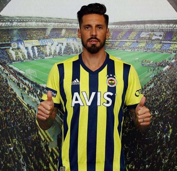 <p>Korona partisine katılan Jose Sosa, yakın zamanda koronavirüs testinin pozitif çıktığı haberleriyle gündeme gelmişti.</p>
<p> </p>