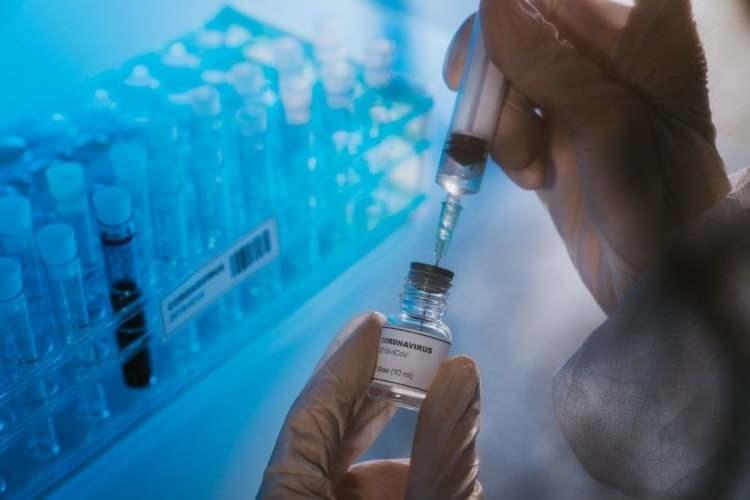 <p>TONLARCA KURU BUZLA NAKLİYE</p>
<p>Öte yandan, iki doz halinde uygulanan ve -70 derecede saklanması gereken bu aşının dağıtımının geleneksel aşılara veya oda sıcaklığında toz halinde tutulabilenlere kıyasla daha zor olacağı düşünülüyor. Tonlarca kuru buz, dozları gerekli sıcaklıkta tutacak ve termal sensörler bu değerli kargonun tsıcaklığını sürekli takip edecek.</p>
<p>İşte tüm dünyayı umutlandıran aşının adım adım üretim ve dağıtım süreci...</p>