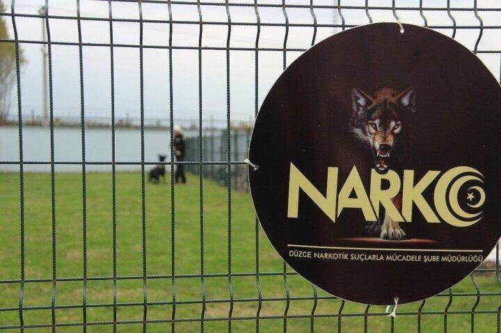 <p>Asya&rsquo;dan ge&ccedil;en uyuşturucunun Avrupa&rsquo;ya ge&ccedil;işinde en &ouml;nemli karayolu g&uuml;zergahında bulunan D&uuml;zce&rsquo;de Narkotik Su&ccedil;larla M&uuml;cadele ekipleri, gece g&uuml;nd&uuml;z &ccedil;alışarak gen&ccedil;leri zehirleyen uyuşturucu trafiğini bitirmek i&ccedil;in yoğun &ccedil;aba harcıyorlar. Ekiplerin bu noktada en b&uuml;y&uuml;k yardımcısı ise Shadow isimli narkotik k&ouml;peği. 2012 yılında D&uuml;zce İl Emniyet M&uuml;d&uuml;rl&uuml;ğ&uuml; Narkotik Su&ccedil;larla M&uuml;cadele Şube M&uuml;d&uuml;rl&uuml;ğ&uuml;&rsquo;nde g&ouml;reve başlayan Shadow, katıldığı y&uuml;zlerce operasyonda zehir tacirlerine b&uuml;y&uuml;k darbe vurulmasını sağladı.</p>
