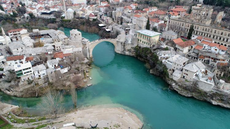 <p>Mostar Köprüsü, iki yakasına uzanan eski Mostar şehriyle beraber 2005 yılında UNESCO'nun Dünya Mirası Listesi'ne eklendi.</p>
