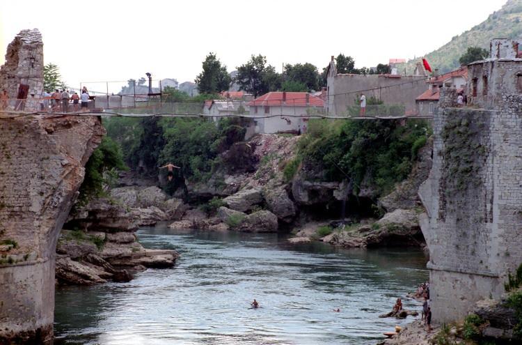 <p>Bosna Hersek'te 1992-1995 yıllarında yaşanan savaşta, Hırvat birliklerince yıkılan ancak savaşın ardından adeta küllerinden yeniden doğan tarihi Mostar Köprüsü, asırlardır üstlendiği "medeniyetleri birleştirme" misyonuna bugün de devam ediyor.</p>

<p> </p>
