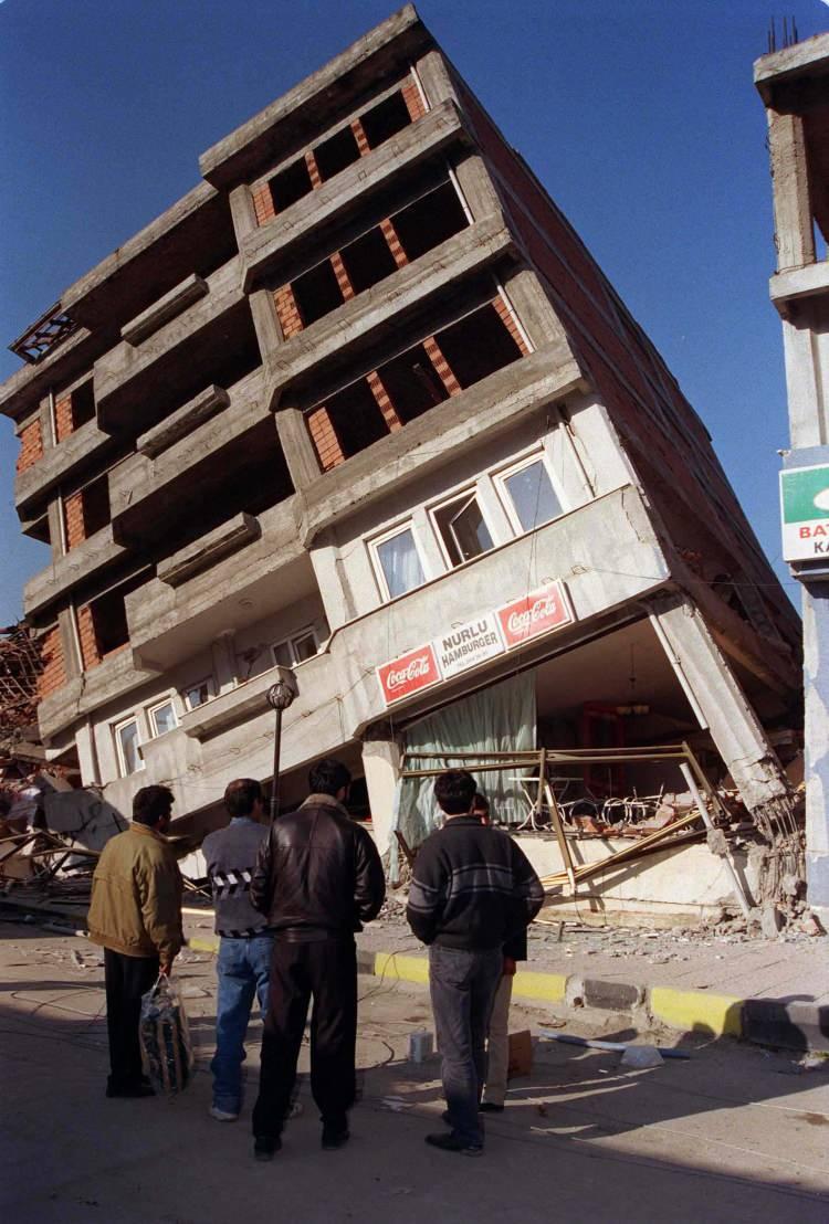 <p>Yapıların depreme dayanıklı olması konusunda özel hassasiyetimiz var çünkü 1999 depreminde Düzce büyük zarar görmüştü. Depremden sonra bugün 'Bahçeşehir' dediğimiz bölge yapıldı. </p>
