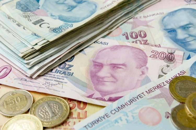 <p>8) BORÇLULARIN ÖNCEKİ KANUNLAR ÇERÇEVESİNDE YAPILANDIRDIKLARI BORÇLARI NE OLACAK?</p>
<p> </p>
<p>2018 yılında çıkan yapılandırma kanununun 13. taksit ödemesi yapılmış durumda. Bu yapılandırmada halen borcunu ödemeye devam edenler isterlerse, yeni kanun kapsamına gelebilecek. Böyle bir durumda yaptıkları ödemeler eski kanun çerçevesinde yararlandırılacak, kalan borç yeniden hesaplanarak bu kanuna getirilecek ve yeniden bir ödeme süresi kazanmış olacaklar. Daha önceki yapılandırmalarda hakkını kaybetmiş borçlular da, ödemedikleri tutarlar için başvuru yapabilecek.</p>