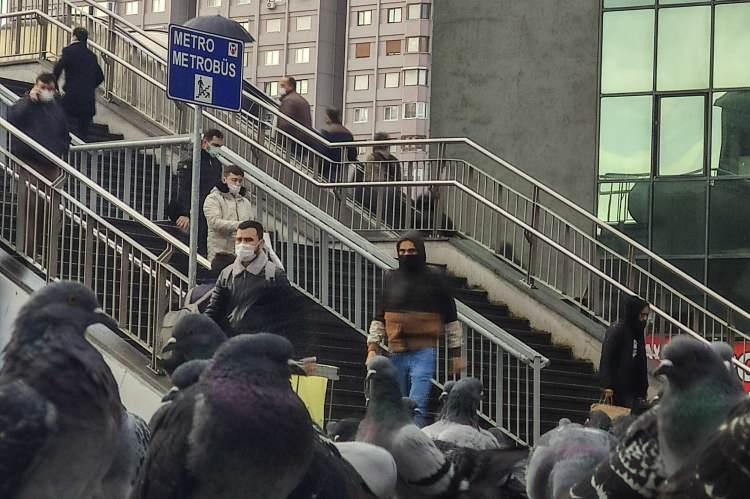 <p>İ&ccedil;işleri Bakanlığının, Kovid-19 ile m&uuml;cadele amacıyla valiliklere g&ouml;nderdiği genelgeyle koronavir&uuml;s tedbirleri kapsamında d&uuml;n saat 20.00'de başlayan sokağa &ccedil;ıkma kısıtlaması bug&uuml;n 10.00'da sona erdi. Kısıtlamanın sona ermesinin ardından Taksim Meydanı ve Bah&ccedil;elievler Şirinevler Meydanı'nda hareketlilik yaşanmaya başladı. Kısıtlamanın kalkmasıyla birlikte meydan ve sokaklarda vatandaş yoğunluğu olduğu g&ouml;r&uuml;ld&uuml;.</p>

<p>&nbsp;</p>

<p>&nbsp;</p>
