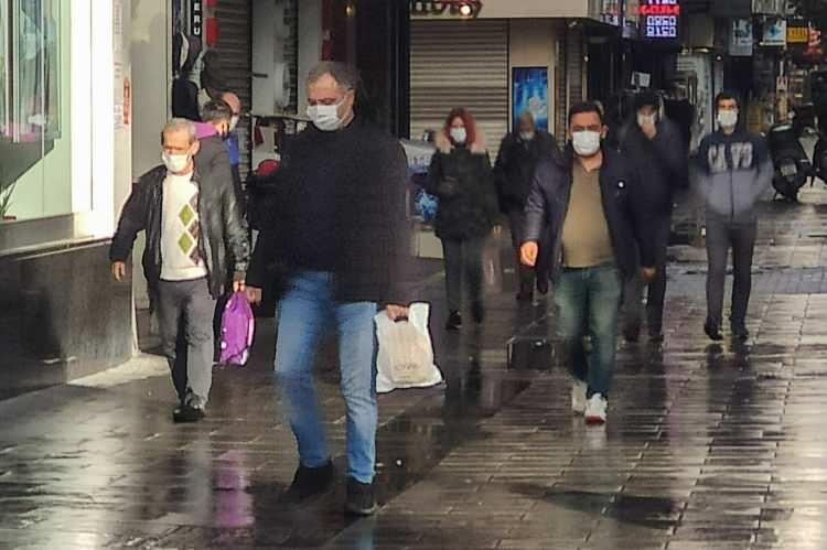 <p><strong>"BEN MASKEYLE ARA&Ccedil; KULLANIYORUM"</strong></p>

<p>Kısıtlamanın kalkmasıyla Şirinevler Meydanı'na gelen TIR şof&ouml;r&uuml; Mahmut Bulut, "Kısıtlamaları iyi buluyorum. Bu olmazsa zaten vir&uuml;s&uuml; atlatamayız. Bunun devam etmesini istiyoruz.&nbsp;</p>
